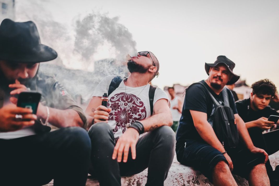 Gente vapeando, imagen de Pexels.com